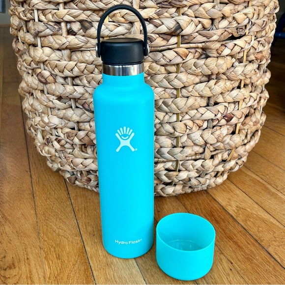 Hydro Flask Other - Hydro Flask 24 oz bottle with boot